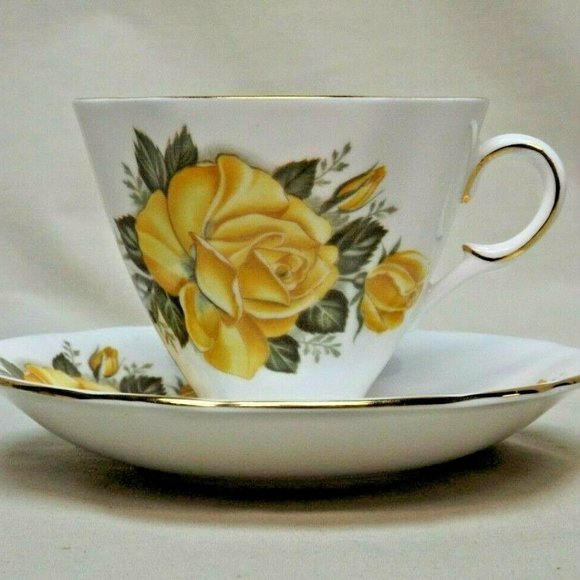 Royal Windsor Fine Bone China England Yellow Roses Footed Tea Cup & Saucer #2935 - Picture 2 of 12
